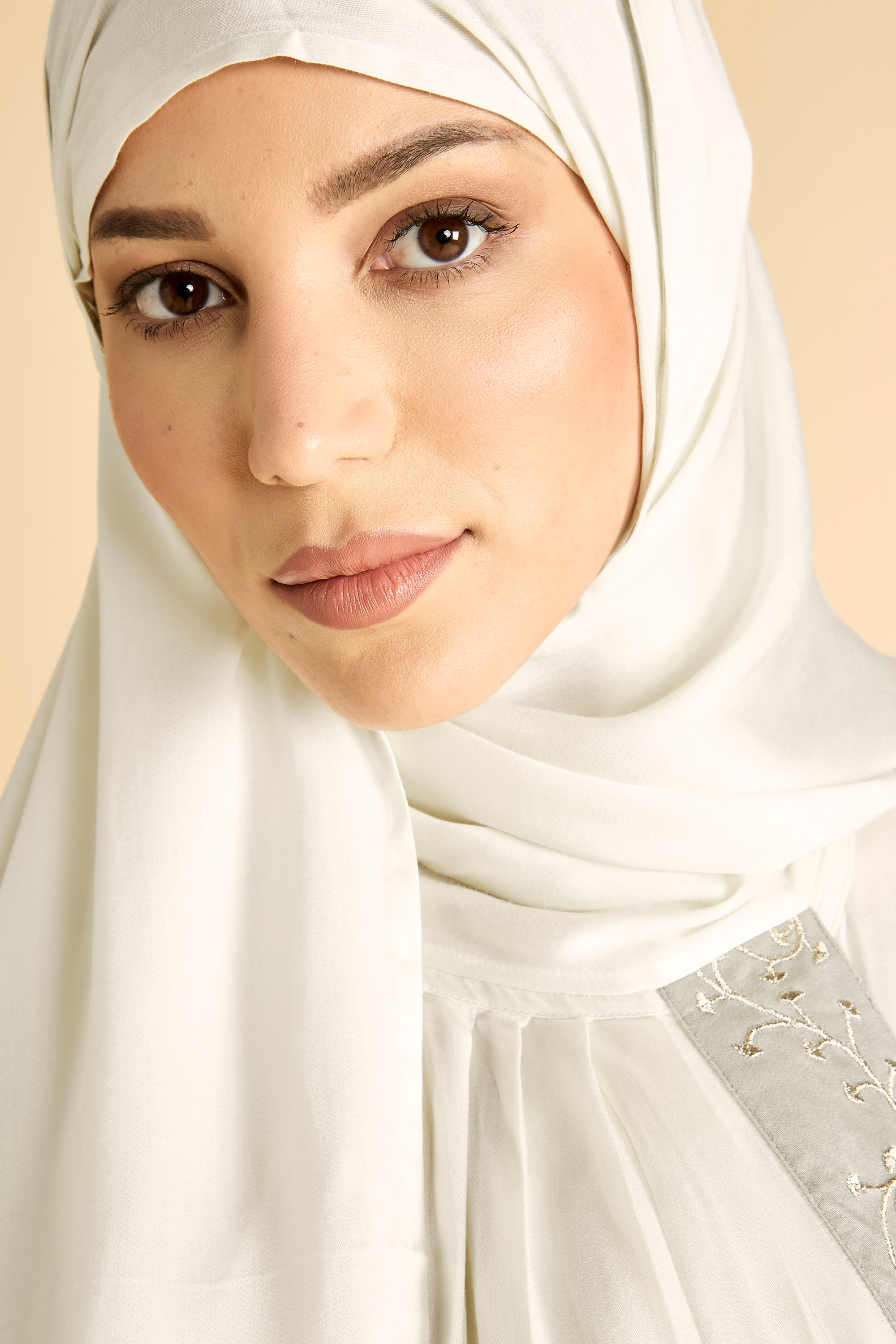شرشف صلاة بربطة جانبية مع تطريز ذهبي على حواف رمادية product image 4